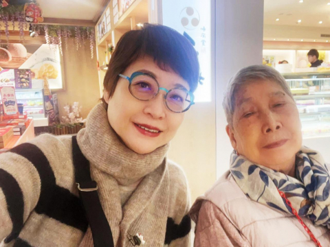 獨照病父失智母，心理師一句「妳好嗎」讓她痛哭抱住自己：不再強求康復，只要媽媽安心就夠了